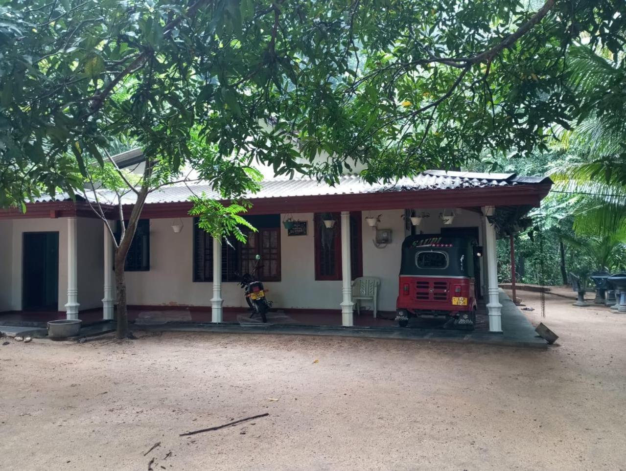 Relax Home Rambukkana Exterior photo